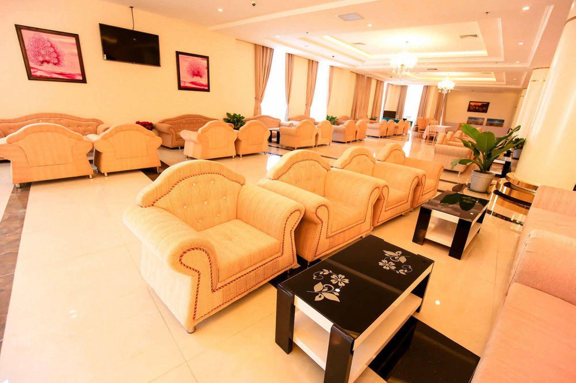 Bavico Plaza Hotel Да Лат Екстериор снимка