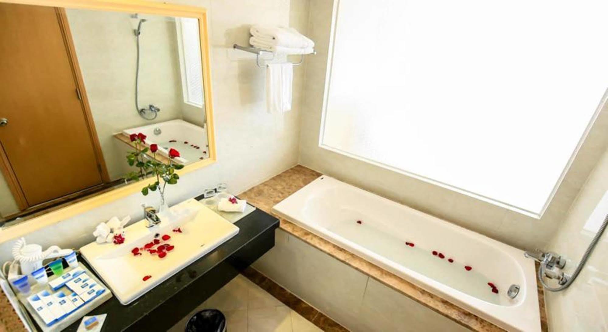 Bavico Plaza Hotel Да Лат Екстериор снимка