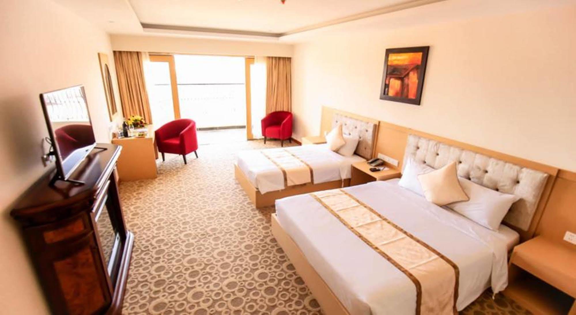 Bavico Plaza Hotel Да Лат Екстериор снимка